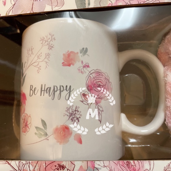 BE HAPPY CERAMIC MUG & CREW ULTRA PLUSH SOCKS HOLIDAY GIFE SET - Picture 4 of 7